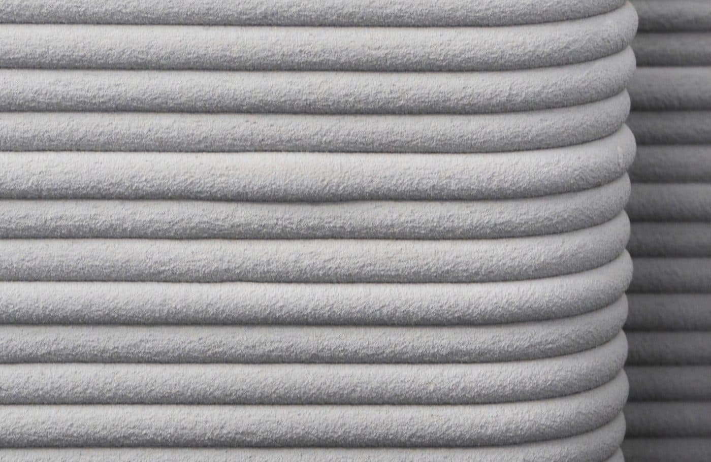 Textura en capas del mortero impreso (detalle real)